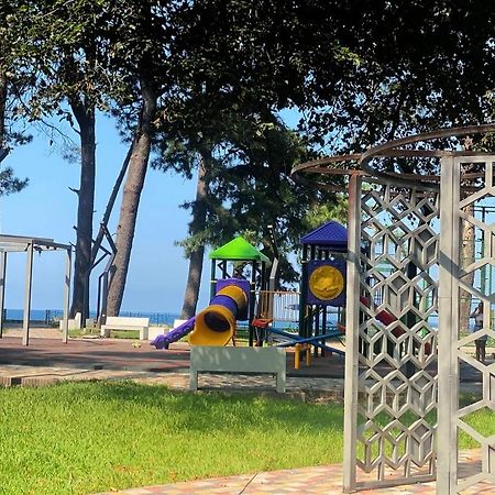 Guest House Kobuleti On Aghmashenebeli Ngoại thất bức ảnh