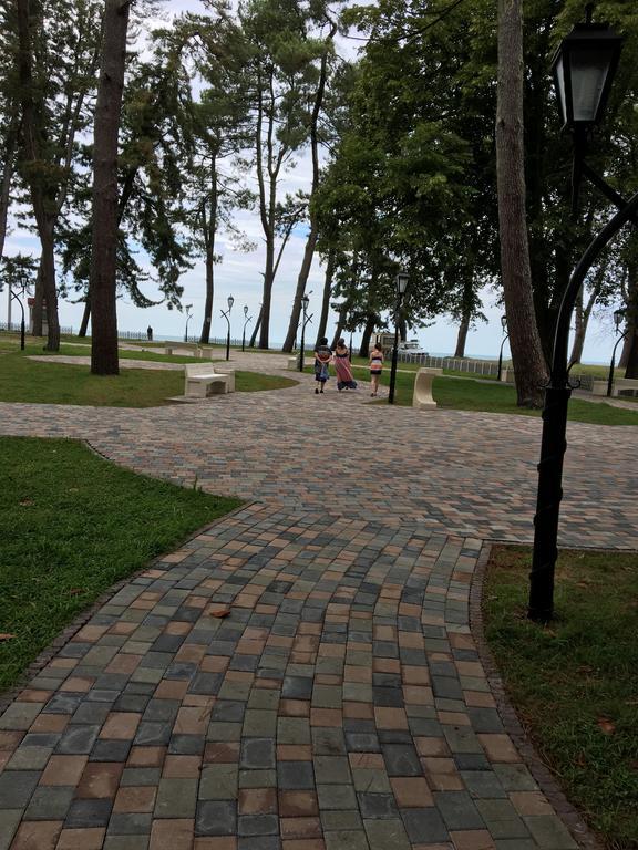 Guest House Kobuleti On Aghmashenebeli Ngoại thất bức ảnh