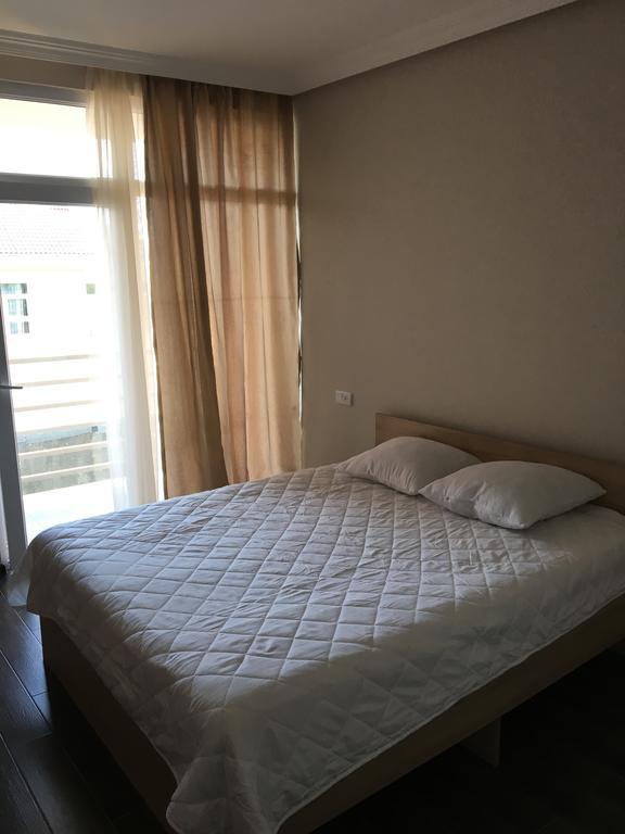 Guest House Kobuleti On Aghmashenebeli Ngoại thất bức ảnh