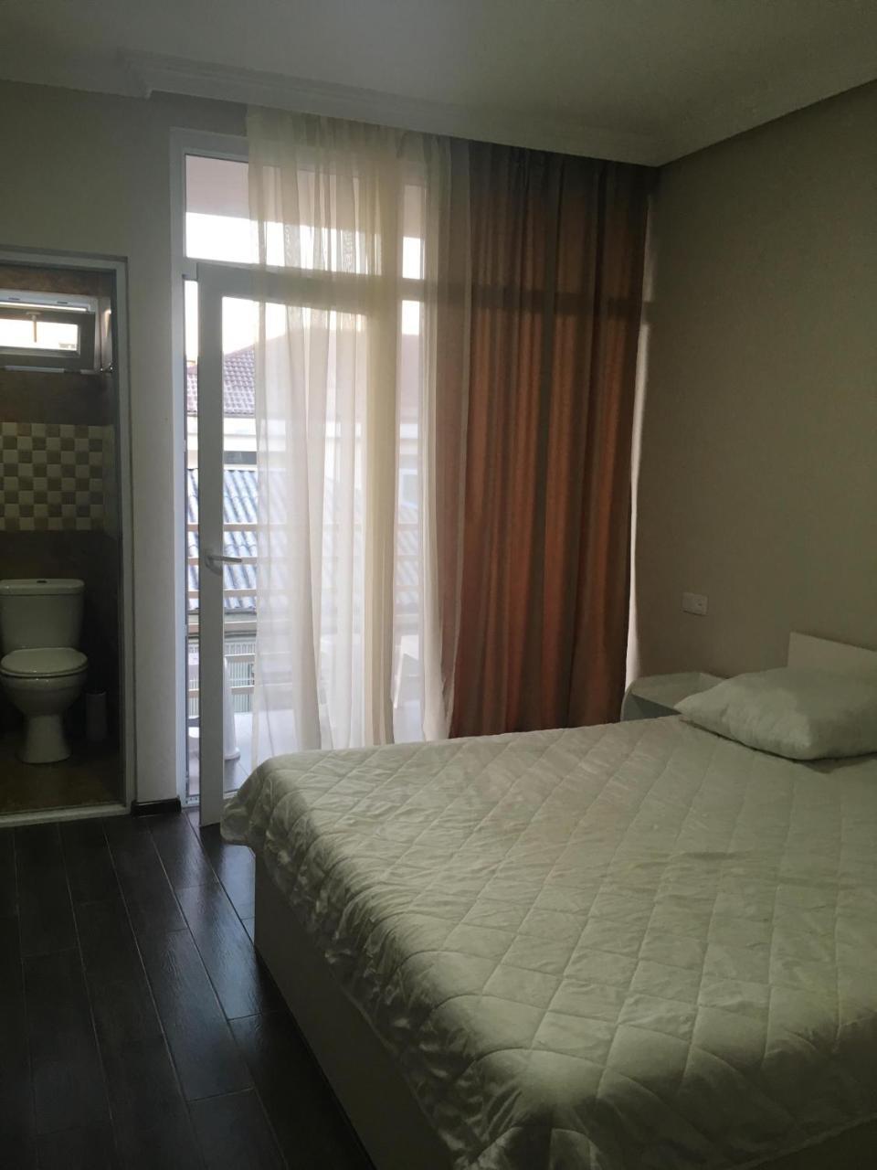 Guest House Kobuleti On Aghmashenebeli Ngoại thất bức ảnh